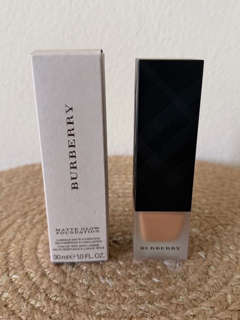 Burberry Matte Glow Foundation Deep Neutral No. 100
